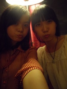 This might be the Chinese equivalent of duckface.