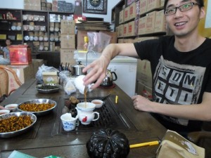 Feng pours the tea.